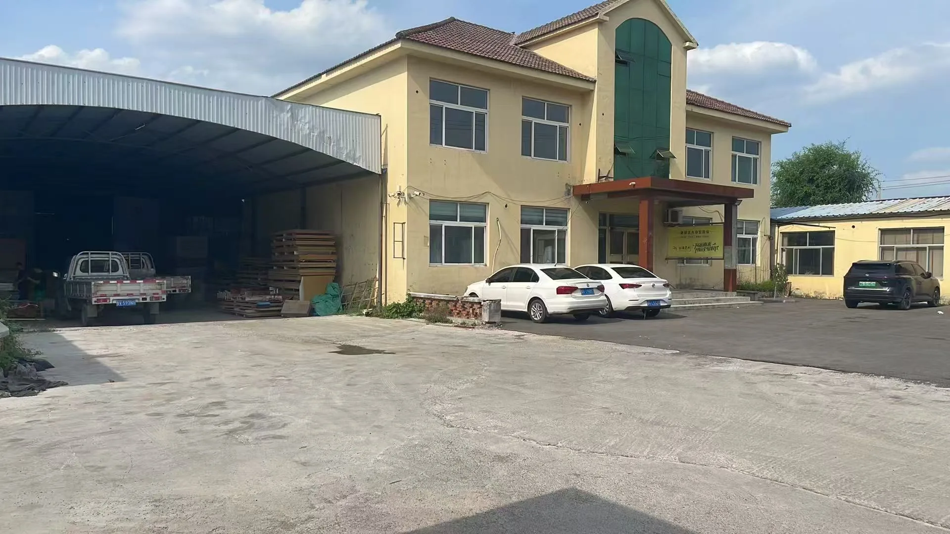 Qingzhou Rongshengda factory exterior and loading area